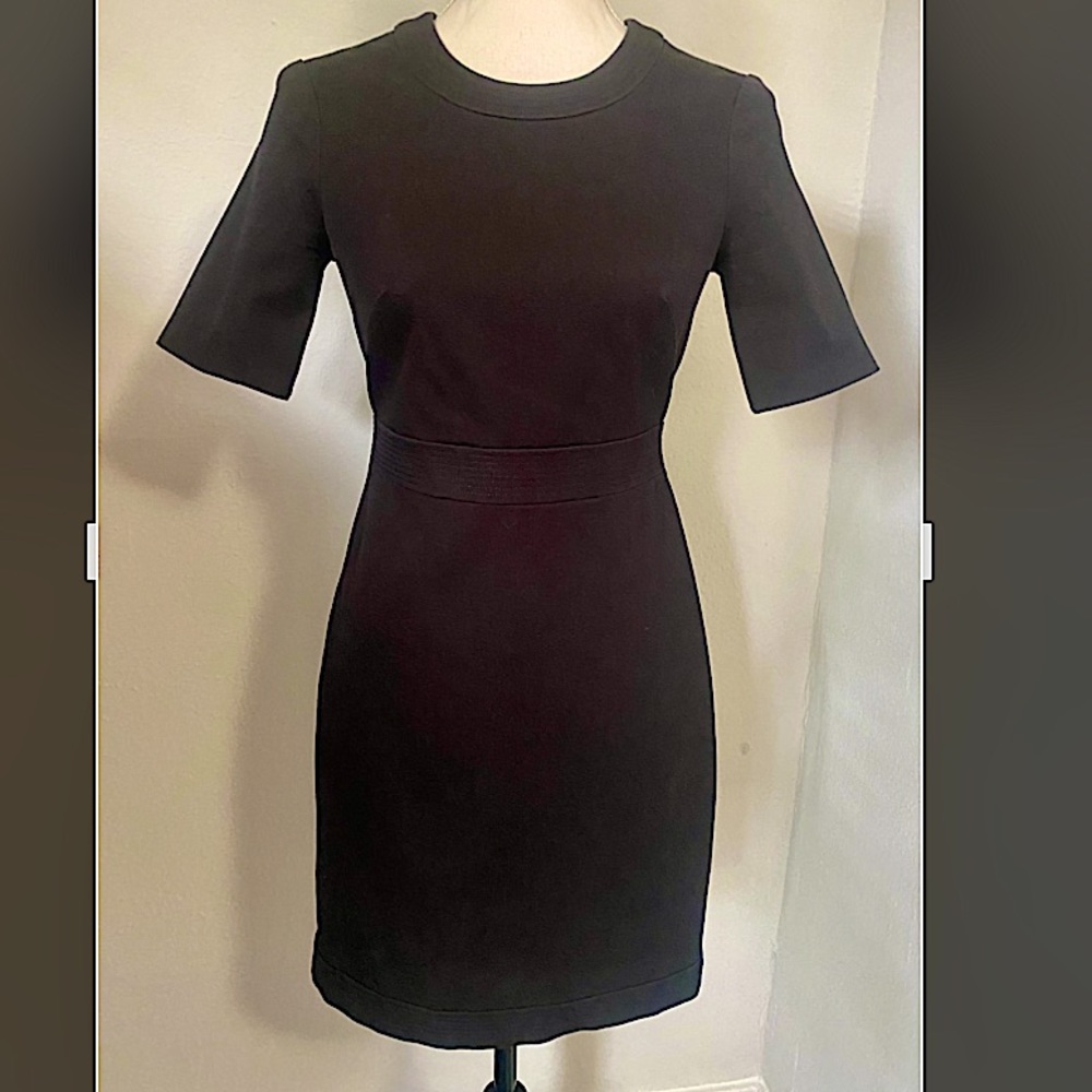 BR Black, Petite, sheath dress. Form fitting and w/ stretch. Like new condition.